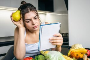 ansiedad por la comida - libreta y fruta