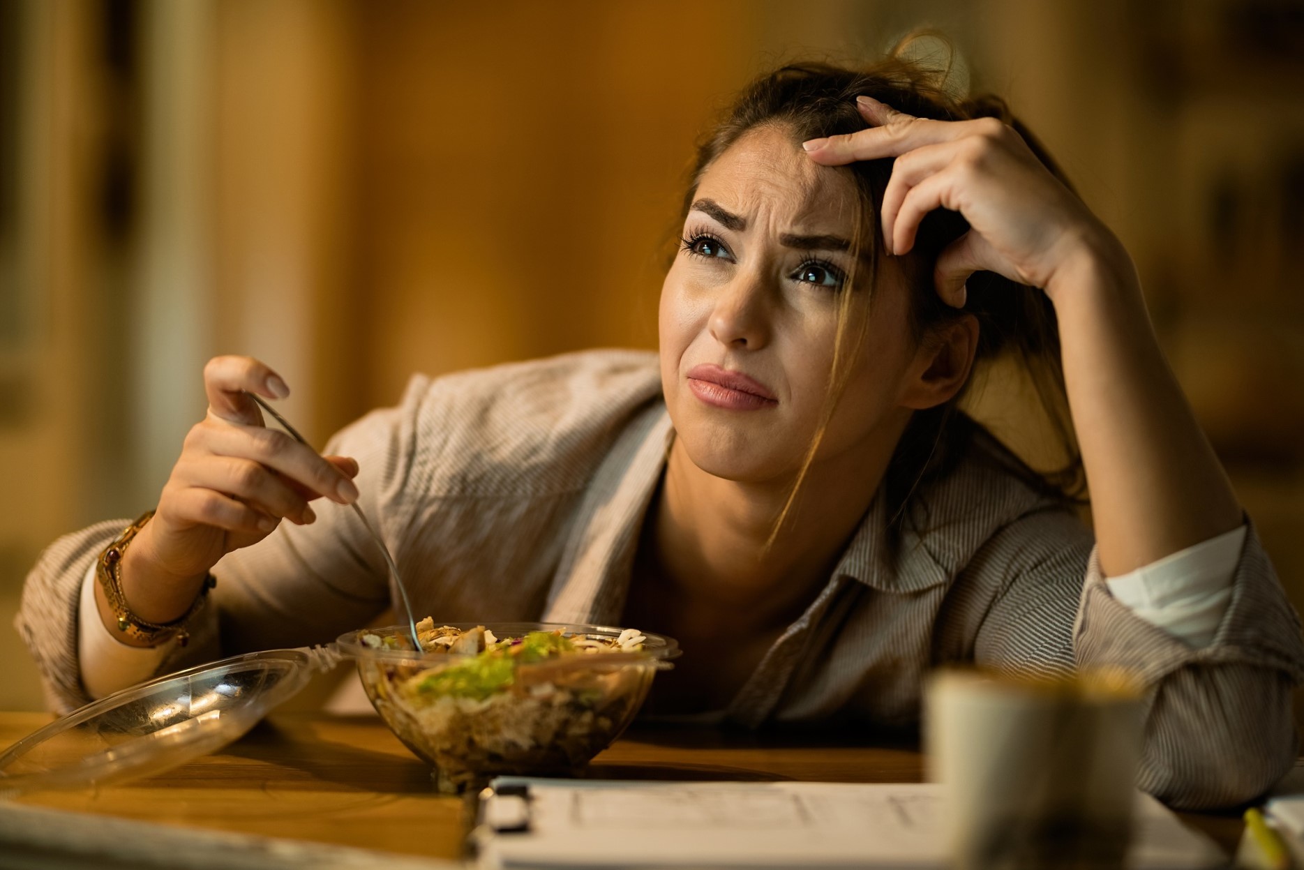 Cómo quitar la ansiedad por comer de noche un problema cada vez más común Optimiza tu nutrición