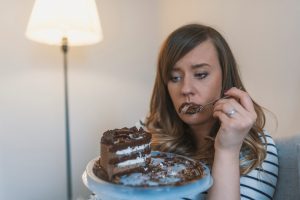 cómo dejar de comer compulsivamente - tarta de chocolate