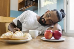 cómo calmar la ansiedad de comer a todas horas - hombre ansioso