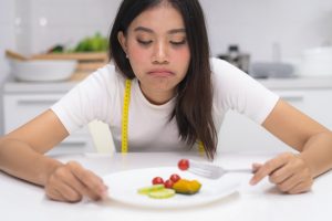 cómo calmar la ansiedad de comer a todas horas - plato vacío