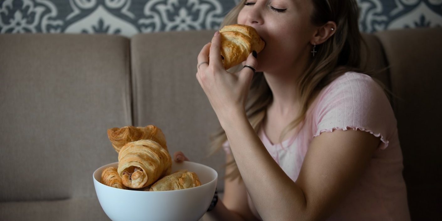 qué hacer después de un atracón de comida - croissant