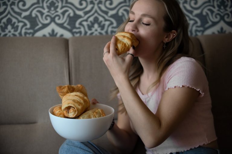 qué hacer después de un atracón de comida - croissant