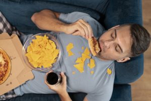 qué hacer después de un atracón de comida - sofa