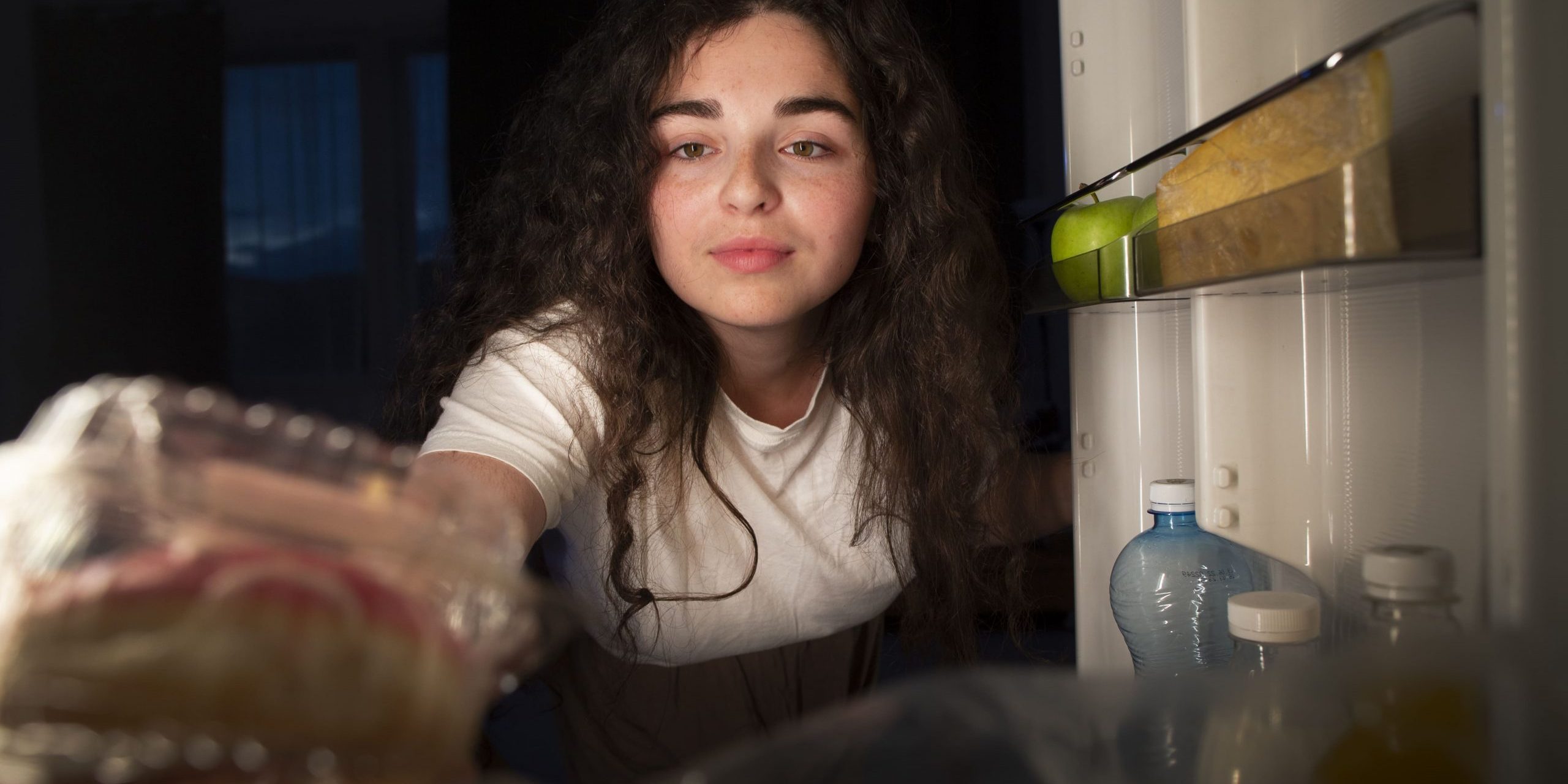 como calmar la ansiedad de comer por la noche- mujer en nevera